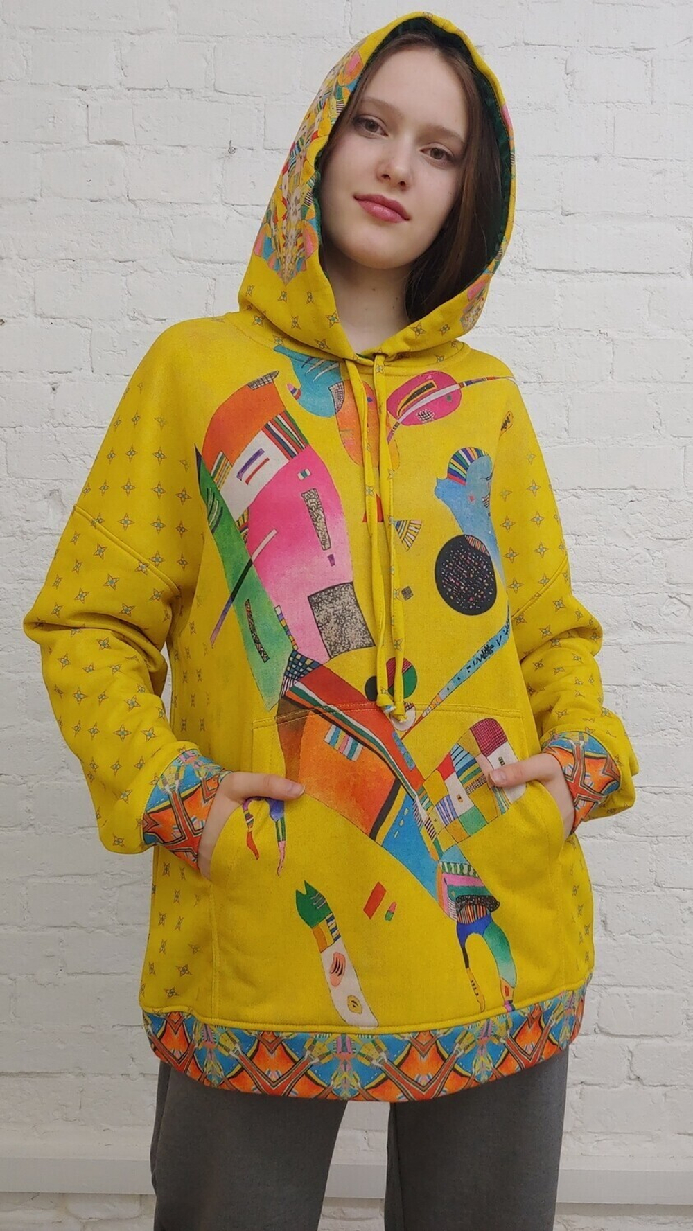 Худи "Кандинский жёлтый", по мотивам абстрактной живописи Василия Кандинского («Сдержанность», 1940 г, «Желтая картина, 1938 г.).