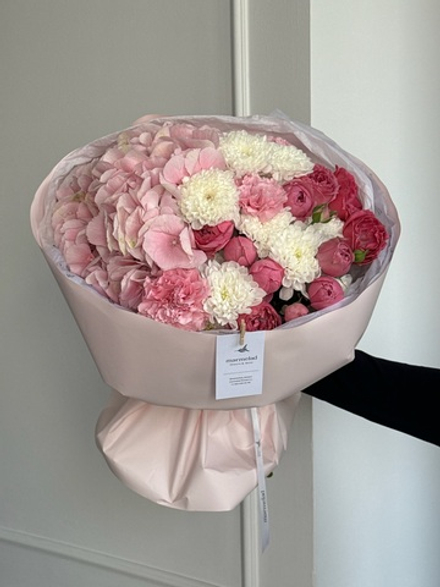 Сборный букет из гортензии, кустовых пионовидных роз, хризантемы и диантусов