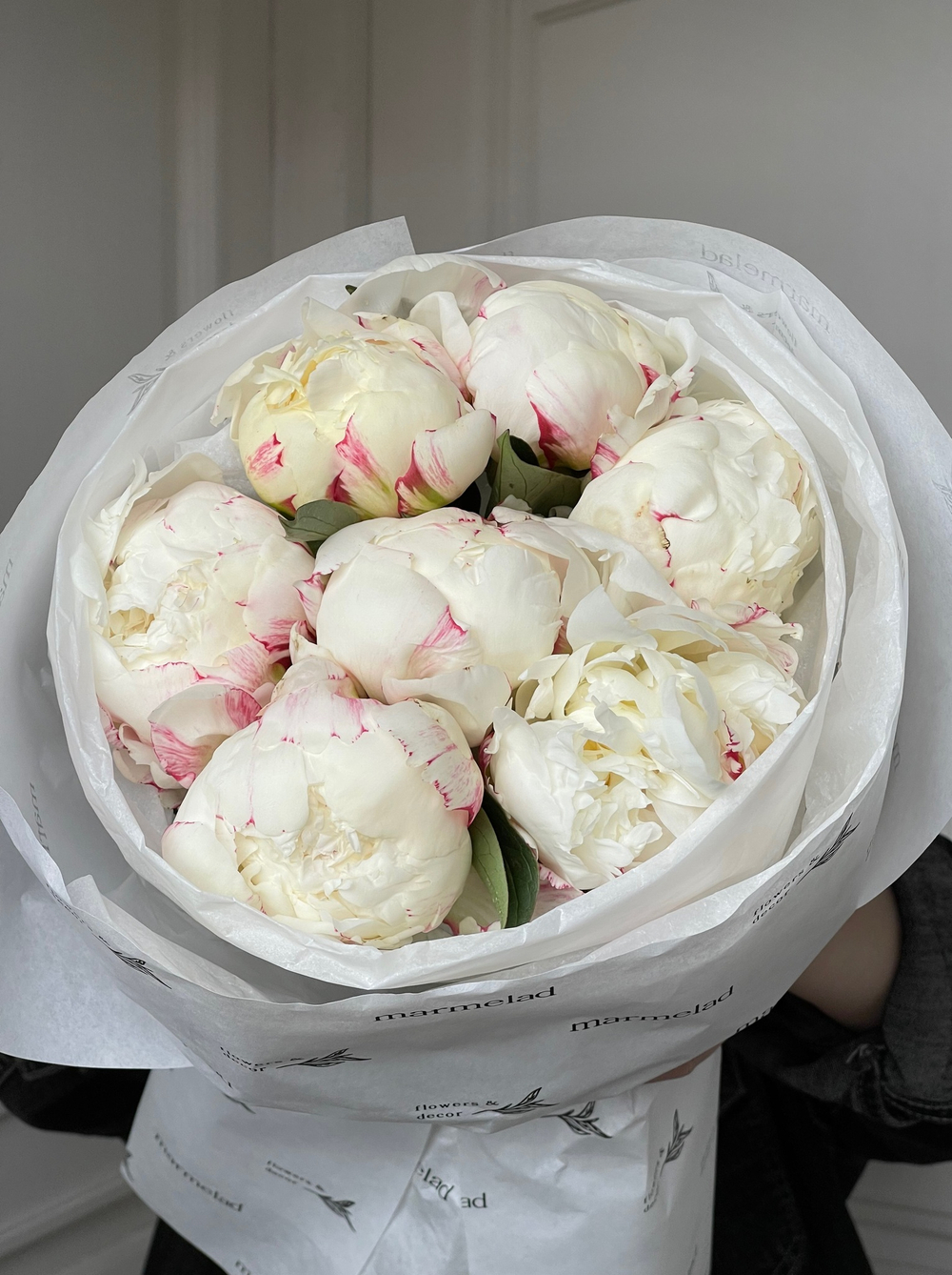 Букет 7шт белых пионов