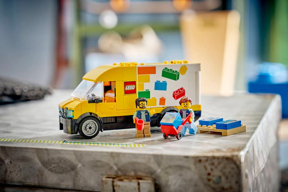Конструктор LEGO City 60500 The LEGO Van