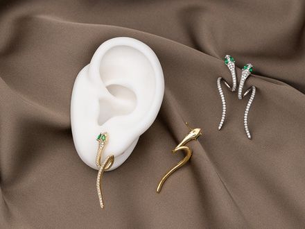 Cерьги-гвоздики "Змейки" 36мм, со стразами и кристаллом