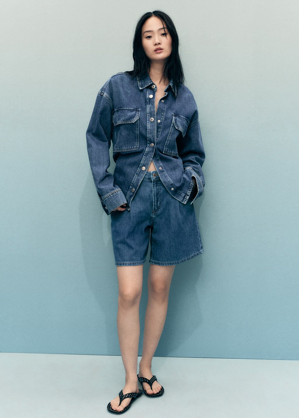 Джинсовые бермуды со средней посадкой и защипами