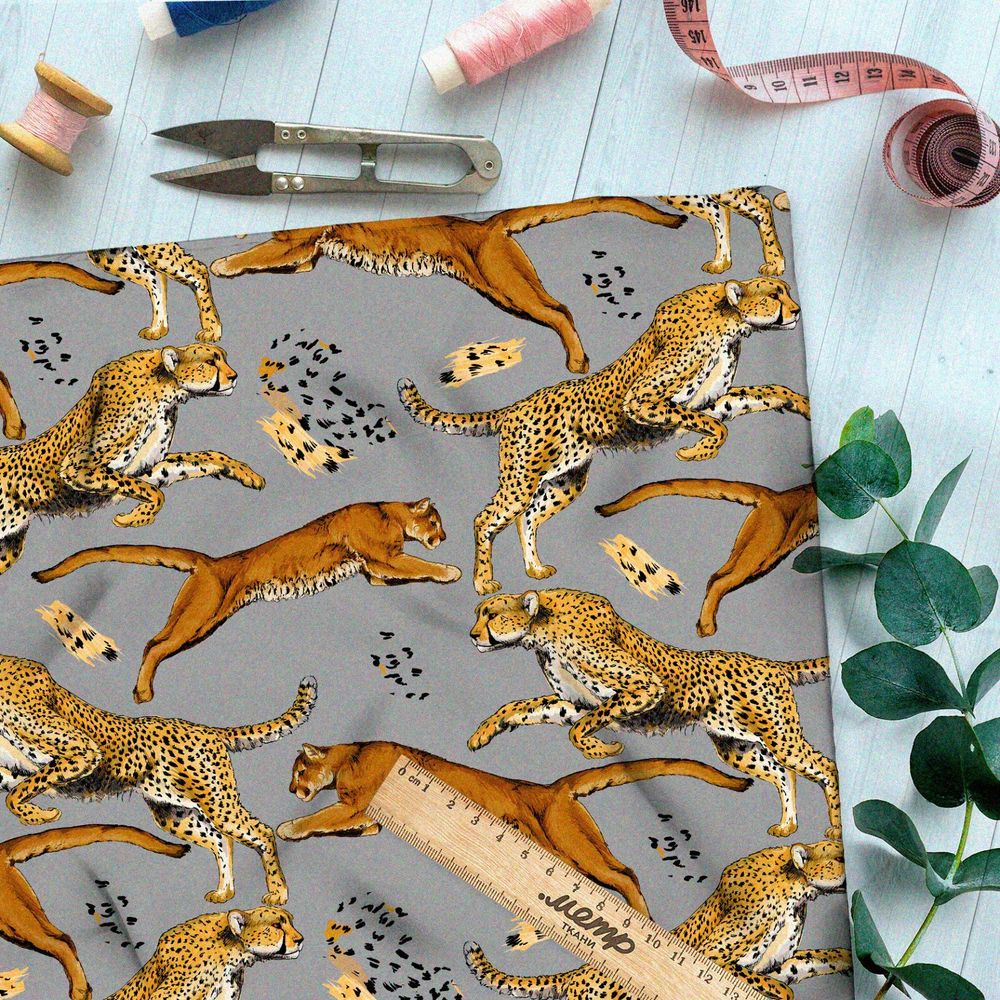 Ткань ниагара бегущие львицы и гепарды на сером фоне