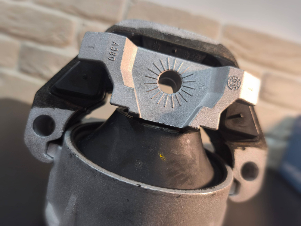 Опора двигателя правая гидр LMI Audi A6 C7