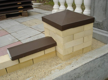 Бетонные колпаки на столбы забора – зачем нужны и какие бывают