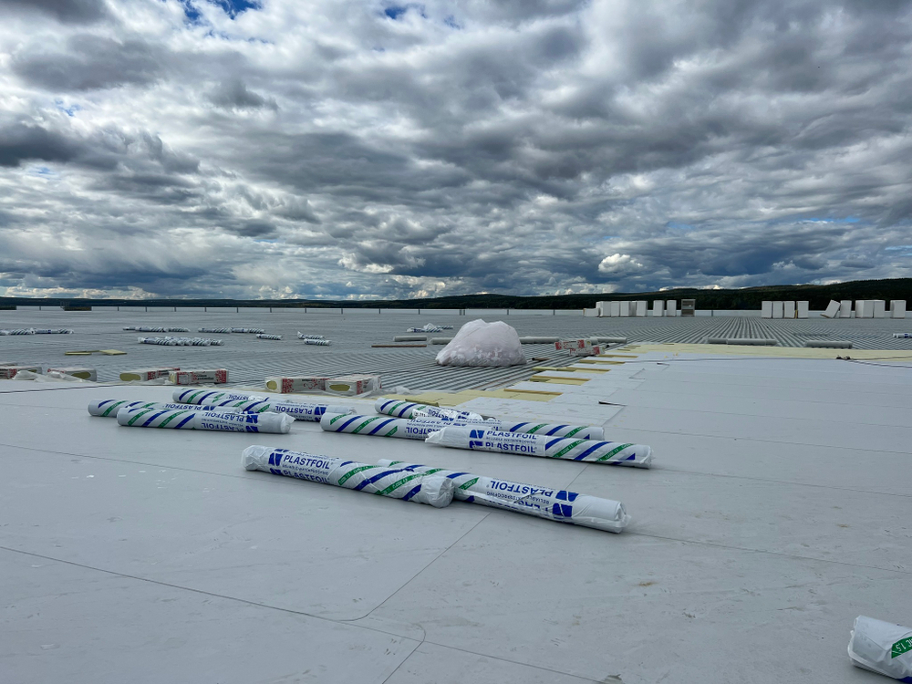 Монтаж плоской кровли из ПВХ мембраны (Система СМАРТ PIR) Складской комплекс в Седельниково II этап строительства