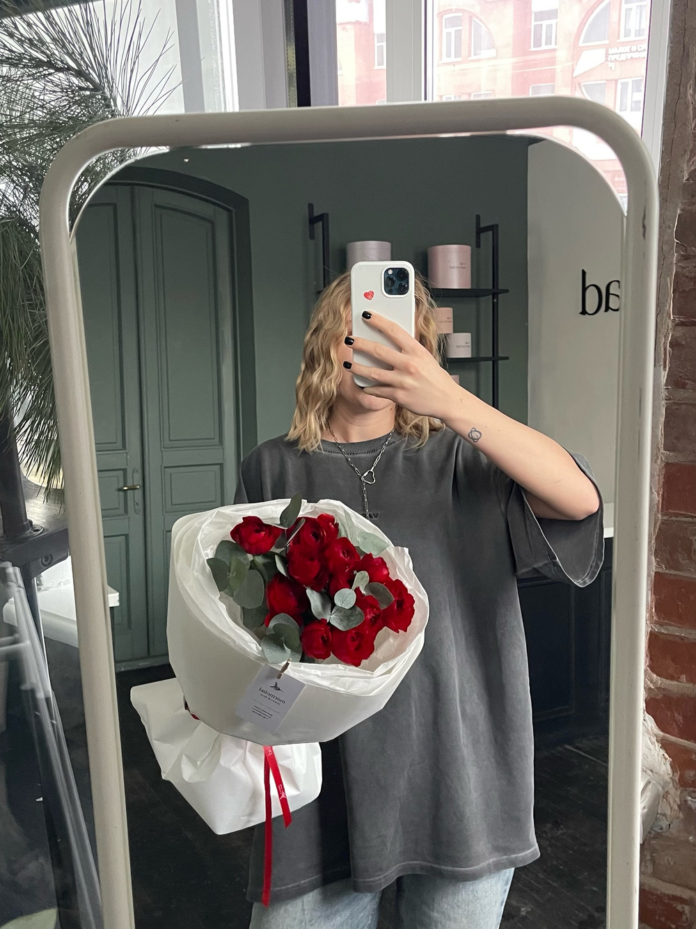 Букет из красных ранункулюсов и эвкалипта