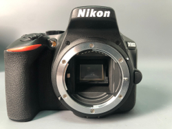 Nikon D5600, 1150 кадров пробега.