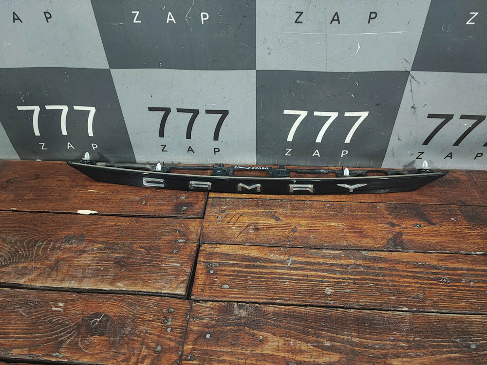 Накладка крышки багажника Toyota Camry (XV70) 17-нв Б/У Оригинал 7681133520