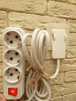 Удлинитель электрический с выключателем плоской потайной вилкой невидимкой (за шкаф) 3 розетки 1.5 метра