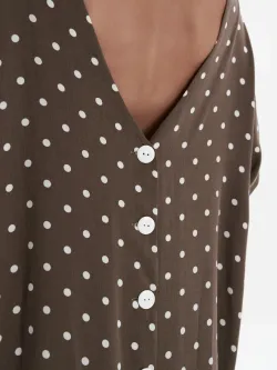 Платье в горошек с декоративными пуговицами