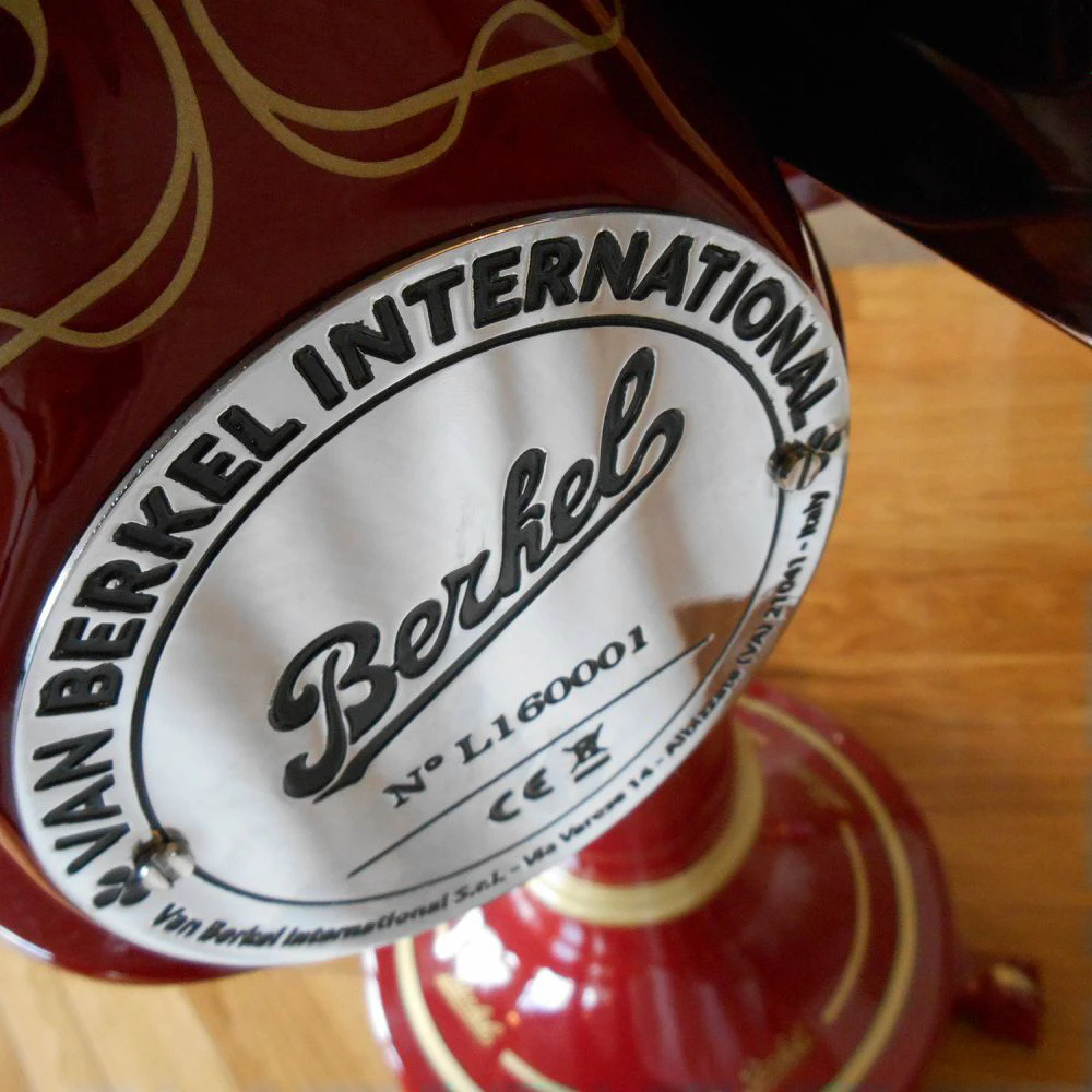 Слайсер Berkel Flywheel (Volano) L16 красный на подставке