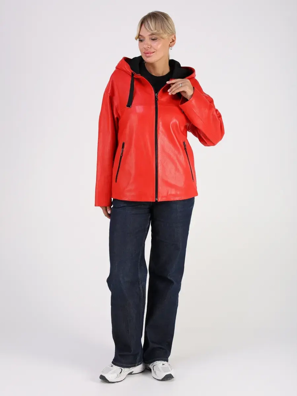 Кожаная куртка демисезонная с капюшоном короткая