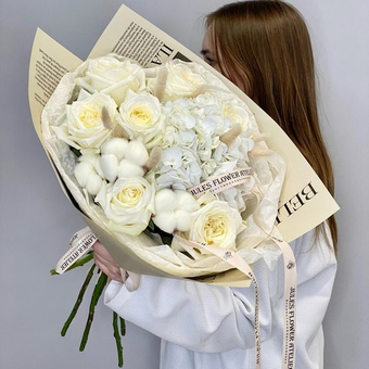 «Affogato» букет из пионовидных роз ,гортензии и хлопка