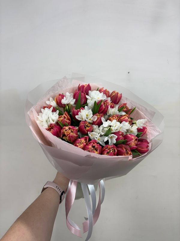 Букет из пионовидных тюльпанов с нарциссами