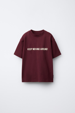 ZARA ФУТБОЛКА В СТИЛЕ ПРЕППИ С РЕЛЬЕФНОЙ НАДПИСЬЮ, ГРАНАТОВЫЙ