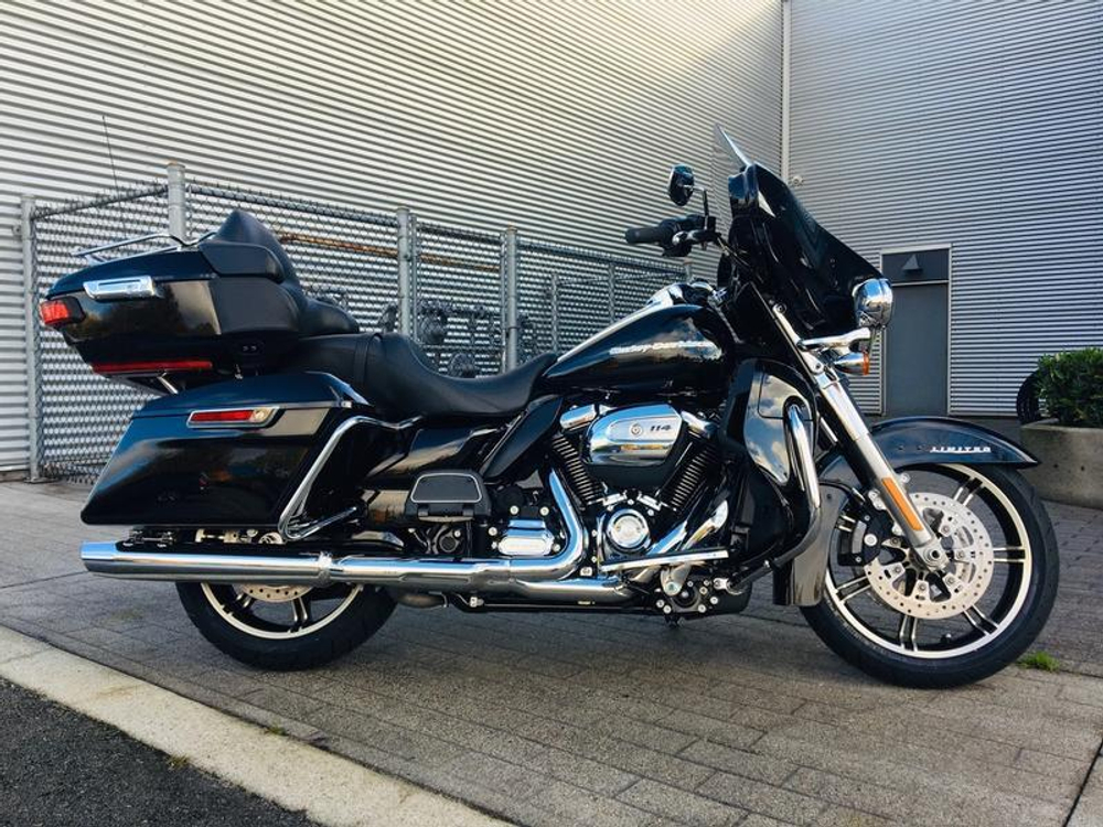 Ultra Limited, Harley-Davidson (FLHTK), 2021 vivid black