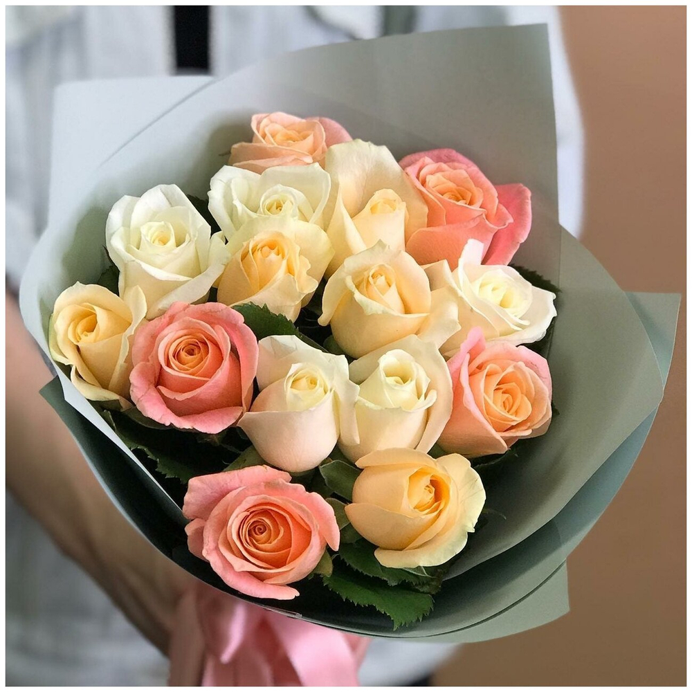 Цветы живые букет из роз нежный микс 15 шт 50 см в упаковке