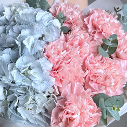 Нежный букет гортензия, диантус и эвкалипт