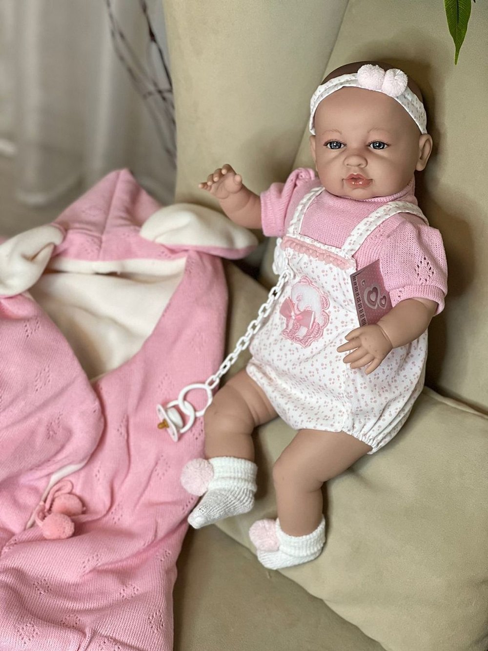 Кукла Berbesa мягконабивная 50см SARA с пледом (5217S)