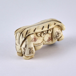 Нэцкэ Мальчик Карако на листе