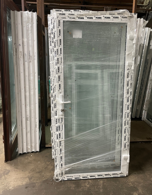 Пластиковая дверь 204(в) х 96(ш) прав РЕХАУ новая