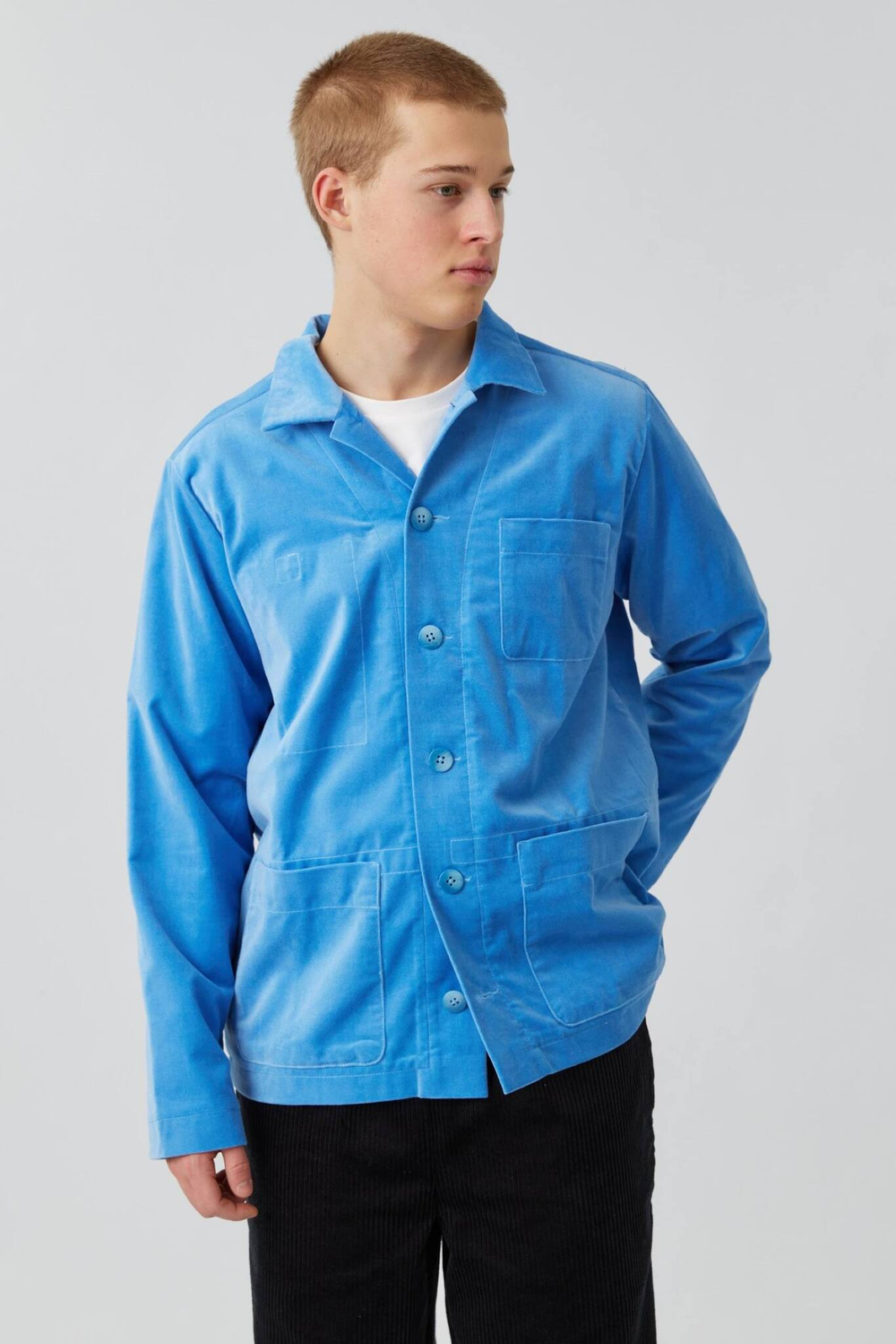 Верхняя рубашка с карманами из голубого бархата