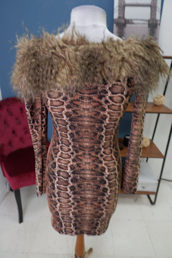 Платье с мехом красивое 42-44 размер, новое