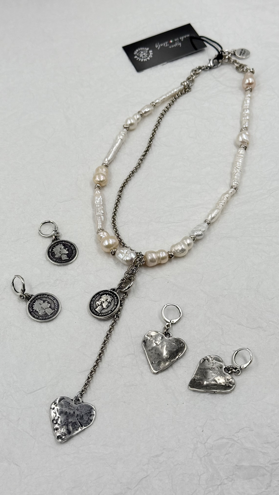 Колье асимметричное с барочным жемчугом, монетой и плоским "мятым" сердцем, оттенок серебро Колье асимметричное с барочным жемчугом, монетой и плоским "мятым" сердцем, оттенок серебро