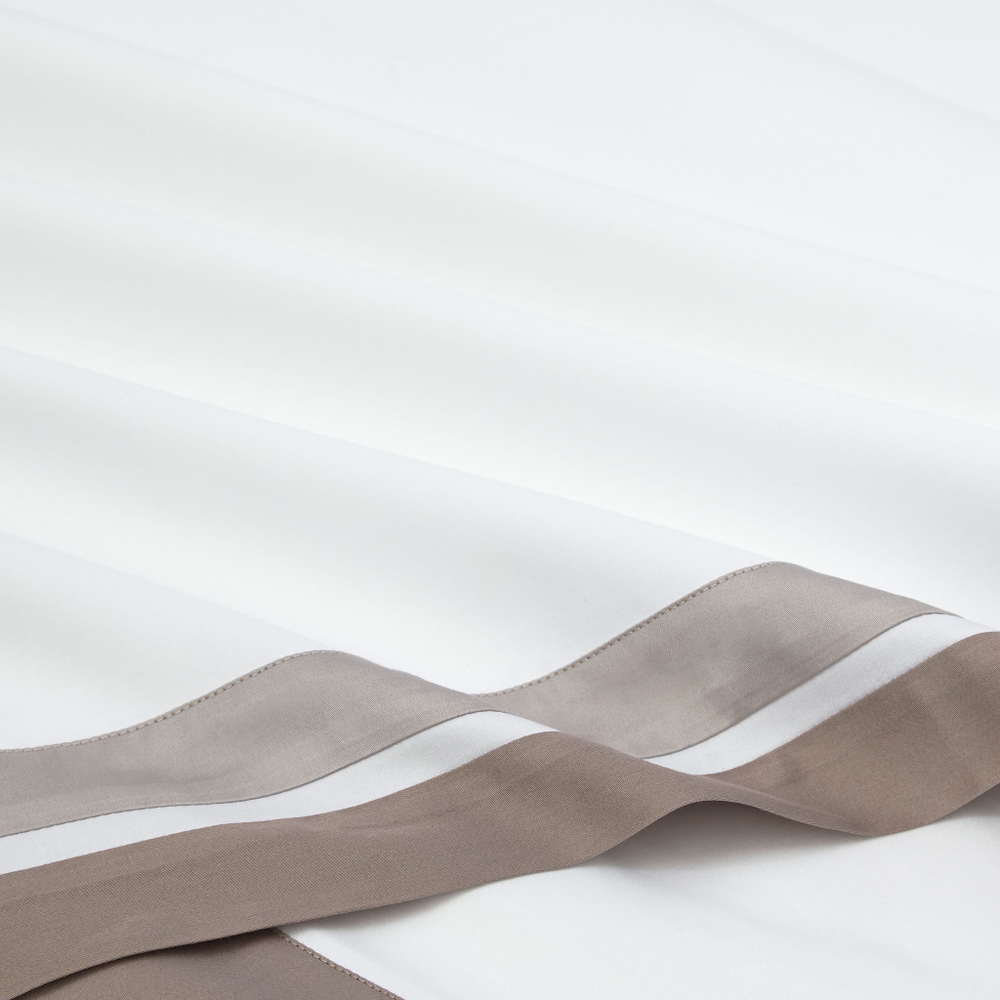 Постельное белье 2 спальное евро макси Сlaire&Caroll Jacqueline белое с бежевым кантом