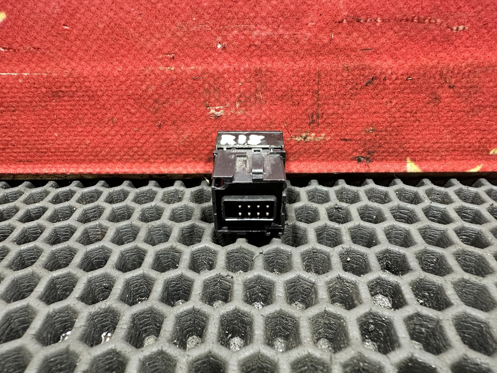 Кнопка сигнала заднего хода