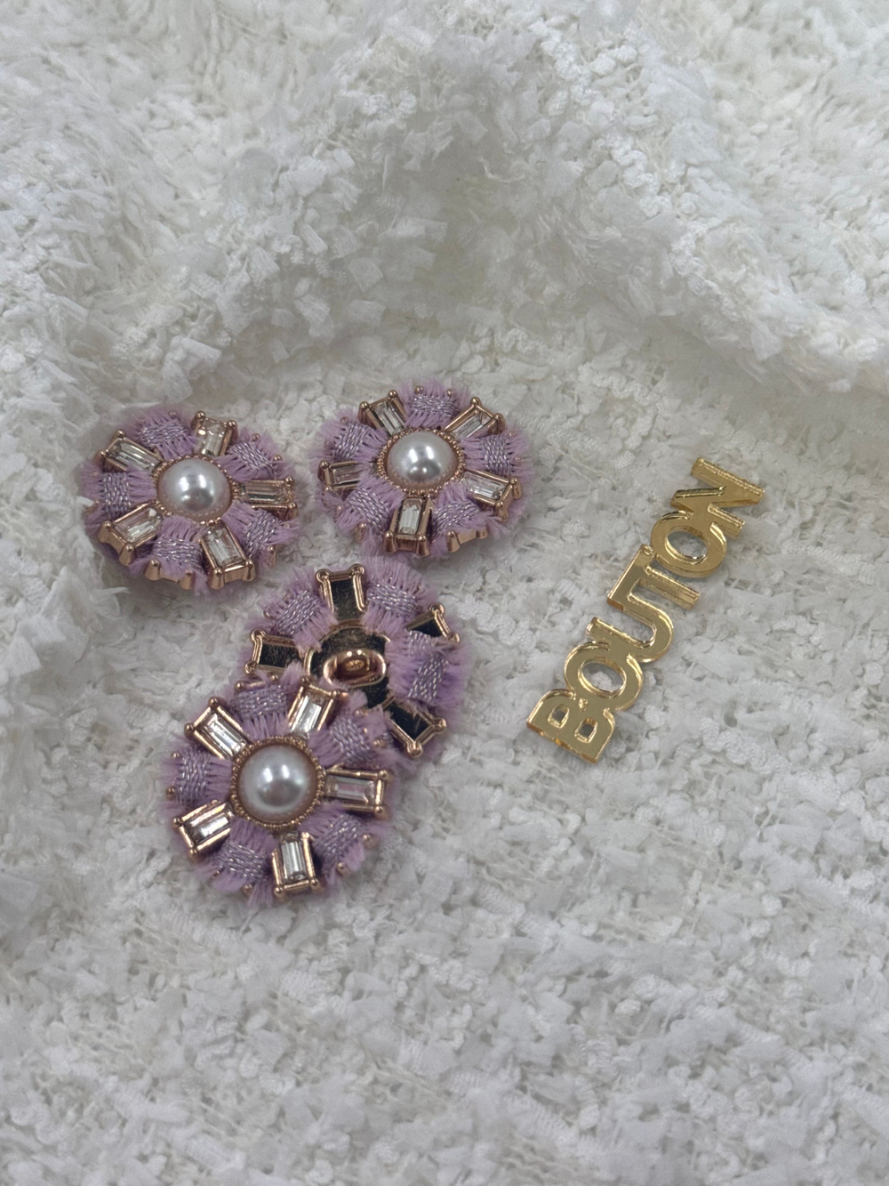 Пуговицы золотые со стразами и жемчугом в форме цветка с твидовой лавандовой тесьмой