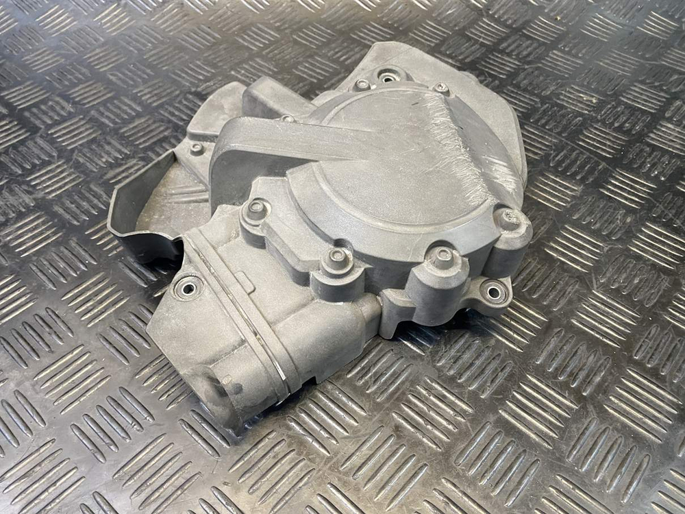 Пластик двигателя левый Suzuki GSR400 (GK7DA)