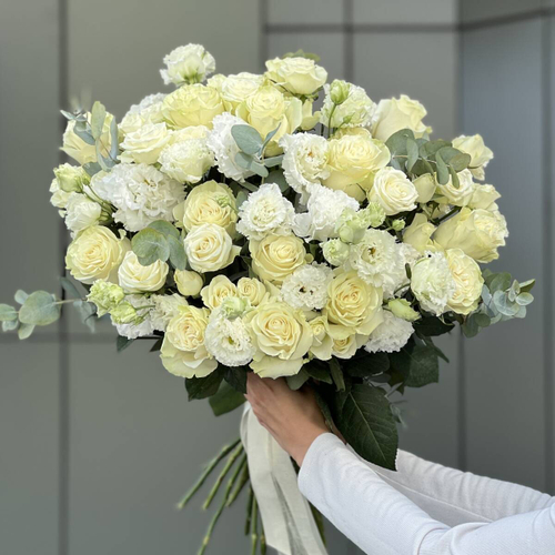Букет из белых роз и эустомы "Rosa Nova"