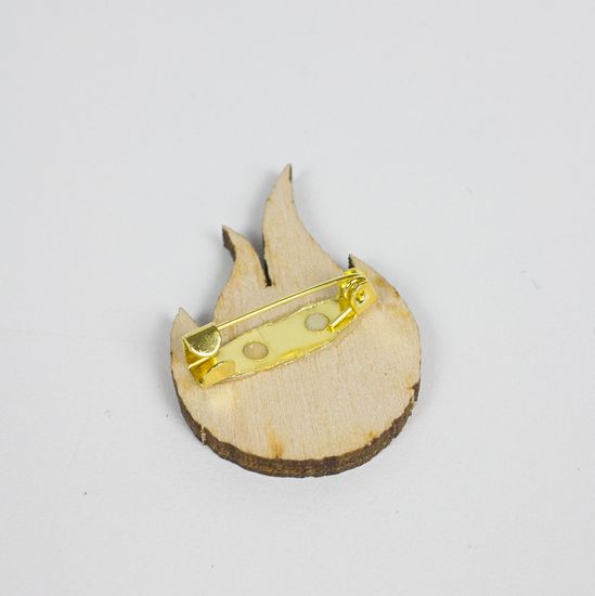 Деревянный значок. HOTTEST