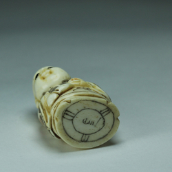 Нэцкэ Мальчик с узелком и персиком