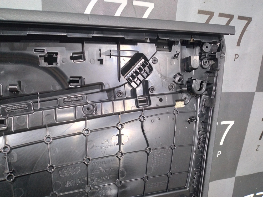 Обшивка двери передней левой Audi A6 (C8) Новая Оригинал