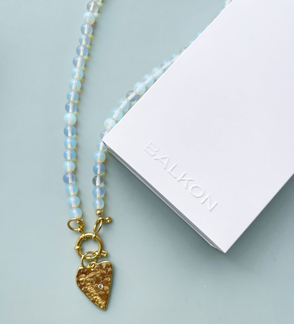 Колье из бусин камня ( moon stone )