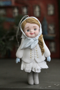 Елочная игрушка Девочка-пупсик в белом пальто с жемчужинками