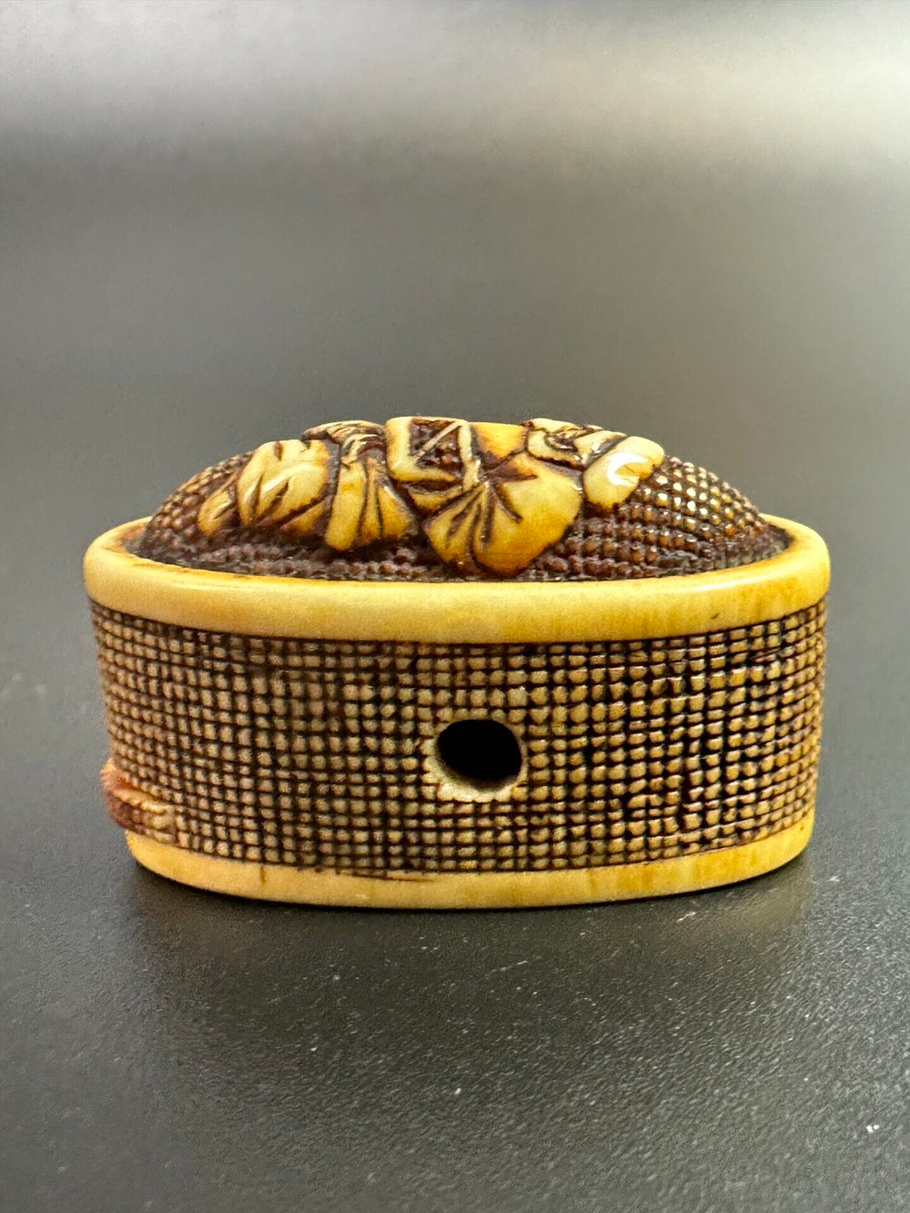 Нэцкэ в виде шкатулки