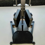 D982 Разведение ног стоя, рычаги серые*