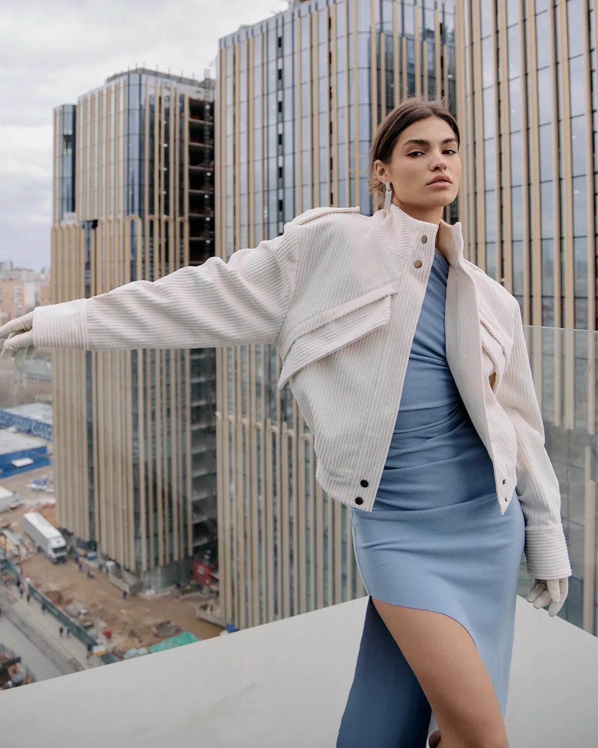 Бомбер из вельвета молочный