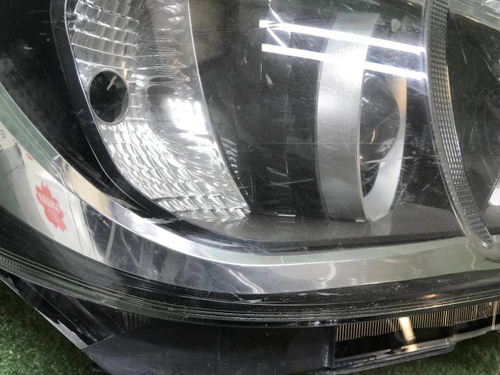 Битая Фара правая Toyota Hilux 8 (2015-2020) LED