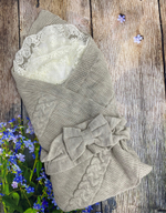 Вязаный комплект на выписку 5 предметов  "Круже" (Одеяло утеплен., бант, пинетки, комбинезон, шапка) (Цвет: Розовый)