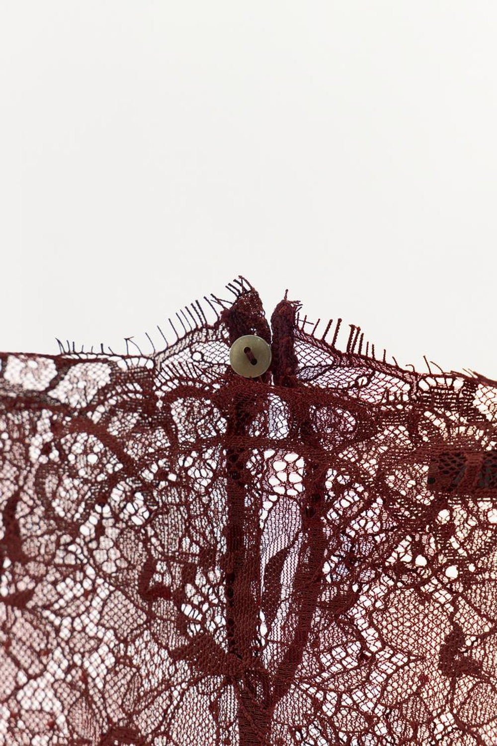 ZARA БЛУЗА ИЗ ПОЛУПРОЗРАЧНОГО КРУЖЕВА, ГРАНАТОВЫЙ