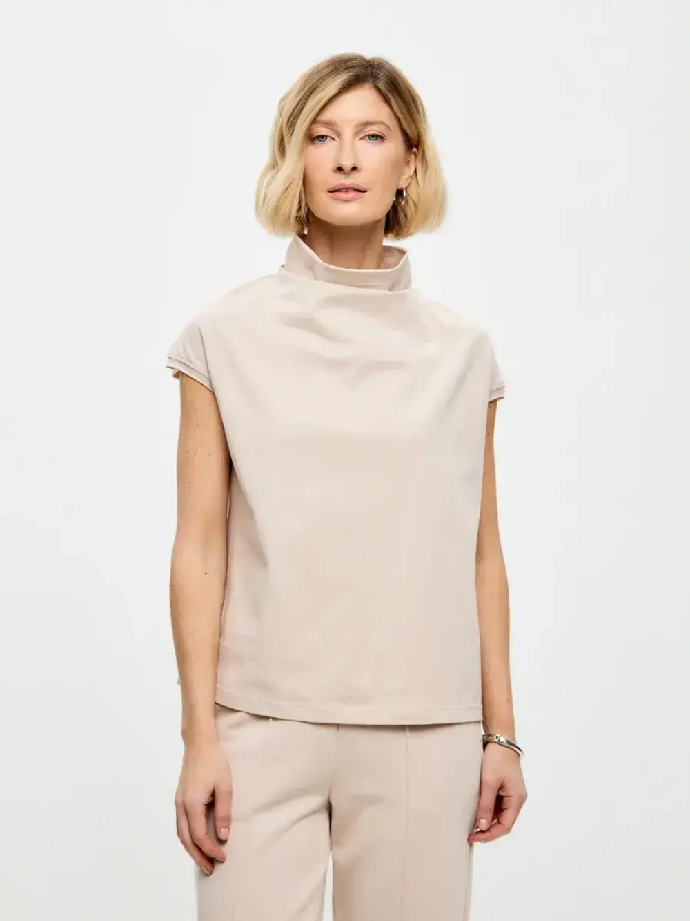 Футболка дизайнерская с цельнокроеным воротником