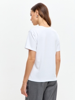 Классическая базовая футболка полуприлегающего силуэта