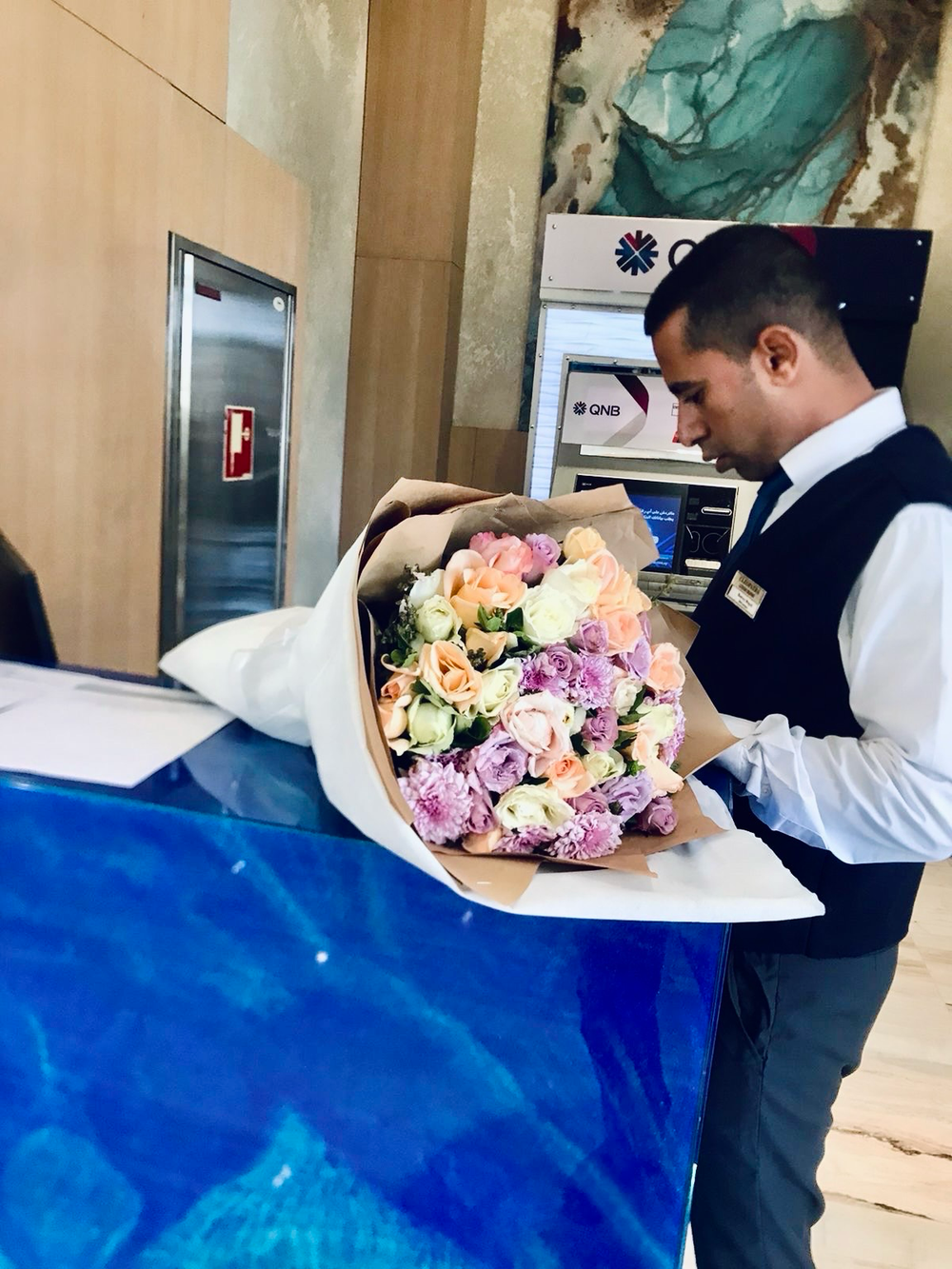 Букет из 35 роз и Хризантем в Дизайнерской упаковке