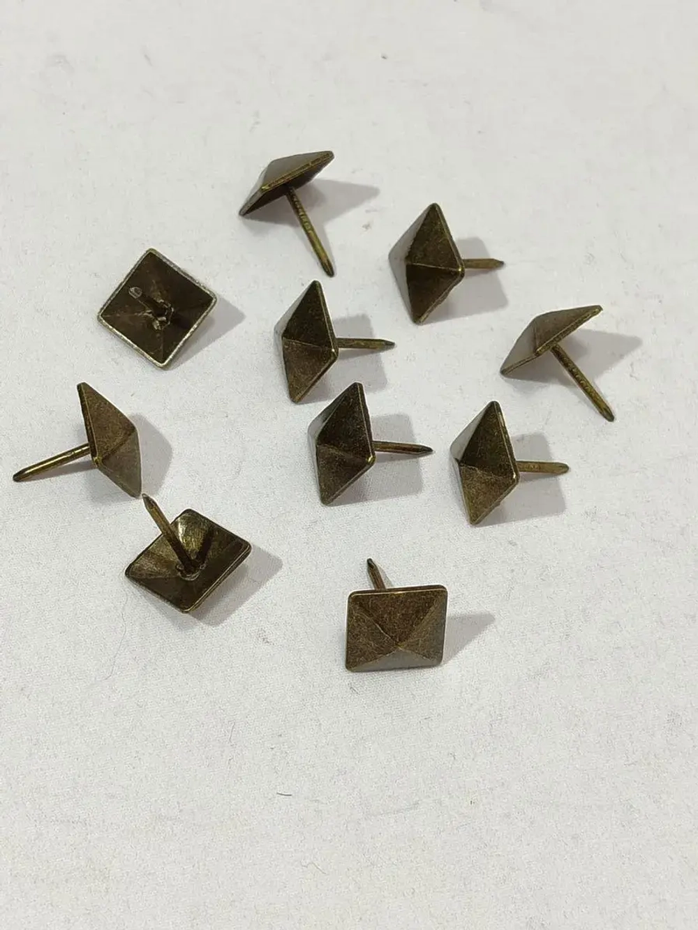 Декоративные гвозди для обивки мебели и дверей