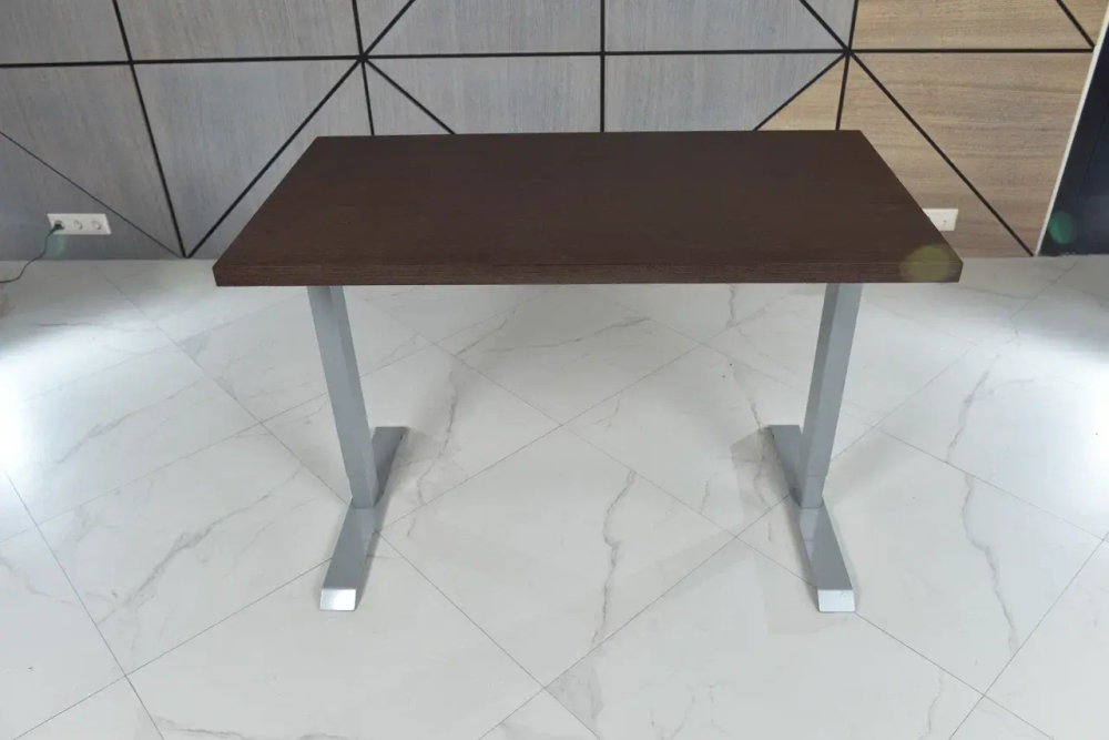 Регулируемый компьютерный стол Bazalt с регулировкой по высоте — столешница МДФ Венге